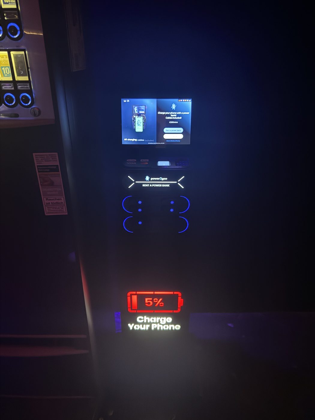 power2goo Powerbank-Station mit blau beleuchteten Slots an einer Säule in einem Club in Nürnberg