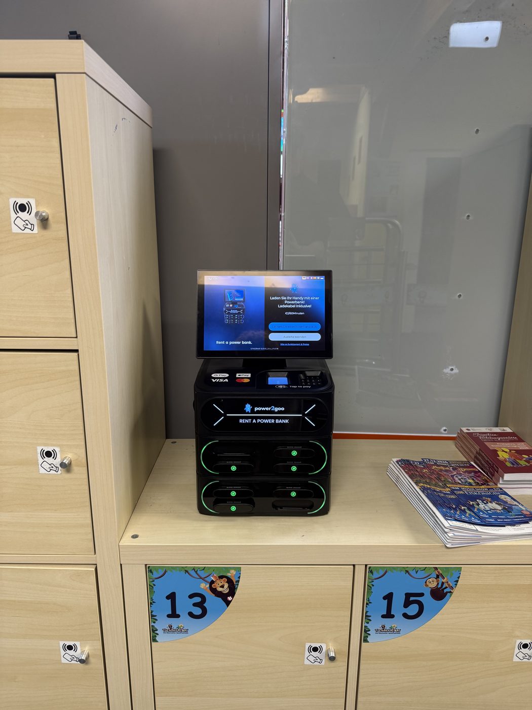 power2goo Powerbank-Station auf den Schließfächern eines Freizeitbetriebs in Nürnberg