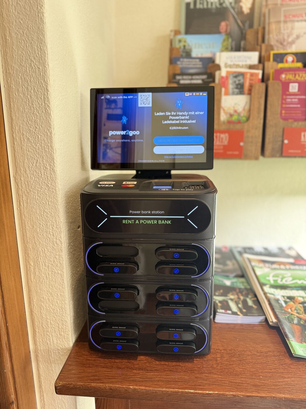 power2goo Powerbank-Station mit power2goo-Startbildschirm im Tapasitos in Nürnberg