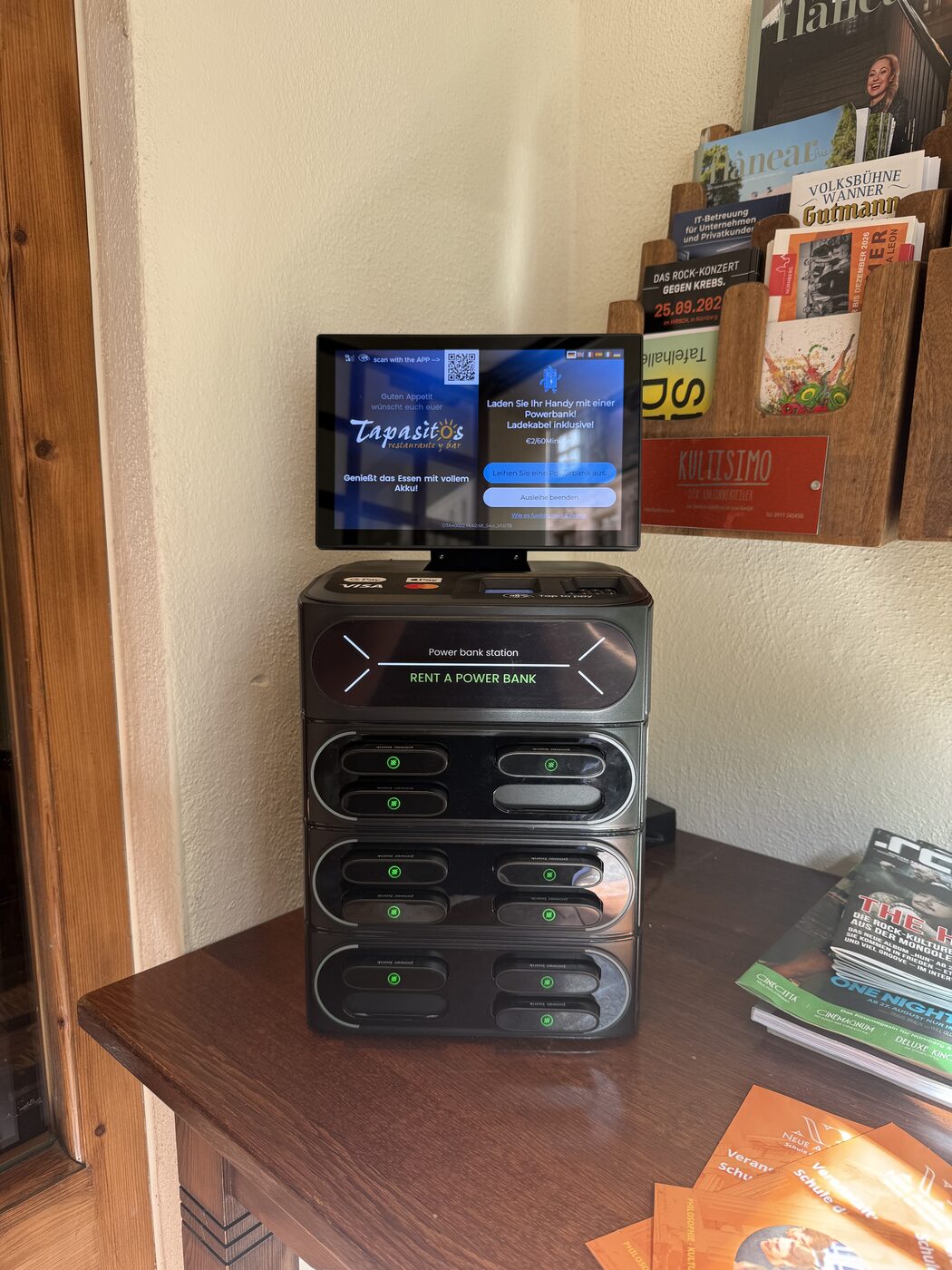 power2goo Powerbank-Station mit 12 Slots im Restaurant Tapasitos in Nürnberg